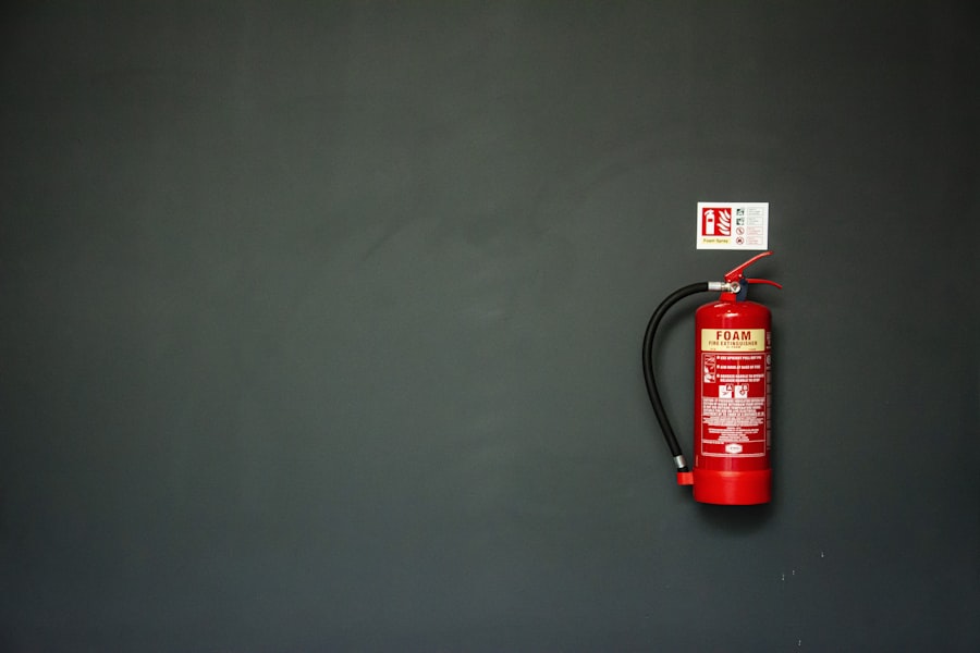 Feuerlöscher an einer dunkelgrünen Wand