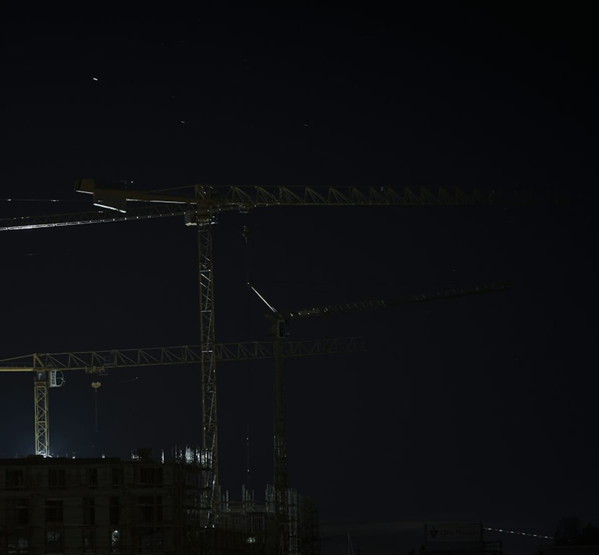Baustelle mit Kränen bei Nacht — dann, wenn unsere Schicht läuft