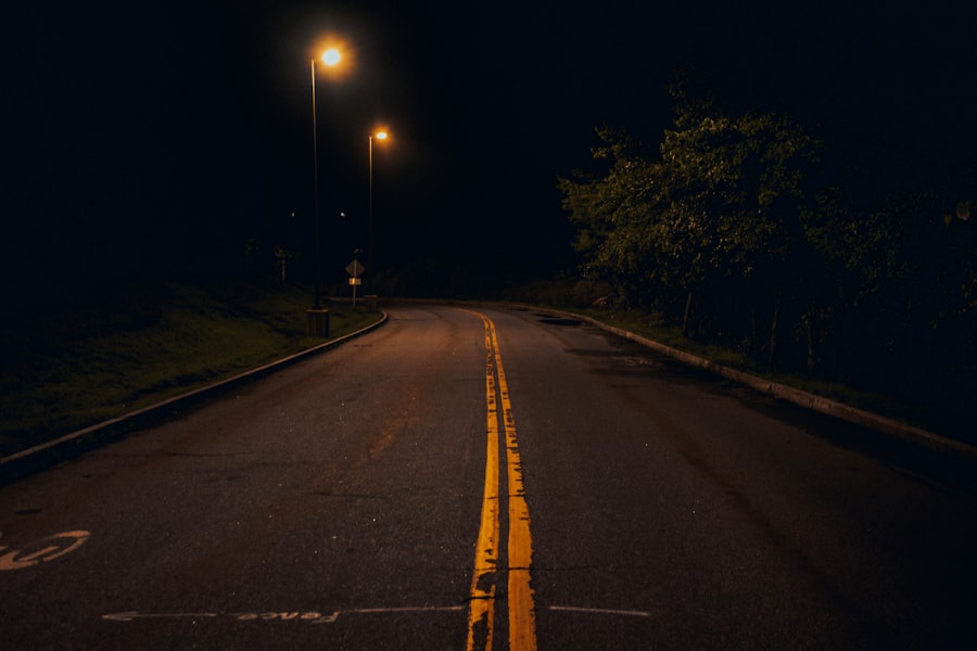 Leere Landstraße bei Nacht, von einer einzelnen Straßenlaterne beleuchtet